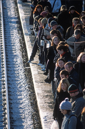 11663. Tube and train commuters stranded by delayed and cancelled services. Hornsey. 31.01.03