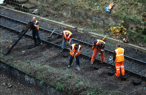 11596. Trackworkers replacing sleepers. Harringay Park Junction. 02.12.2002