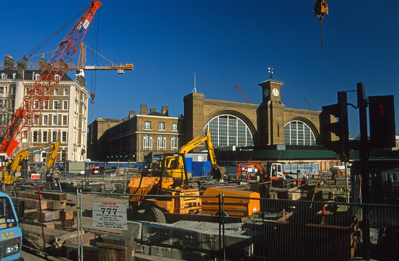 11725. Building the new LUL ticket office. Kings Cross. 18.02.2003