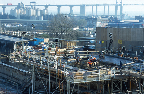 11931. (CTRL, Contract 310). Workers build a section of the Aveley viaduct before it's pushed out. Purfleet 17.3.03