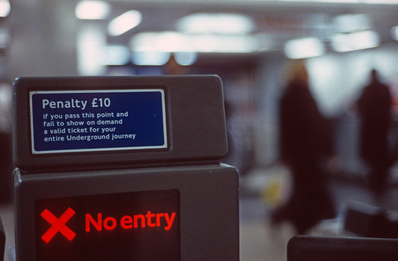 11455. Penalty fare notice on a ticket gate. Bank (LUL). 19.11.2002
