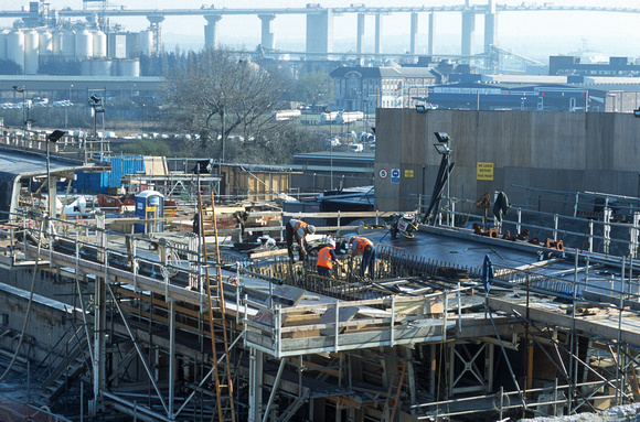 11930. (CTRL, Contract 310). Workers build a section of the Aveley viaduct before it's pushed out. Purfleet 17.3.03