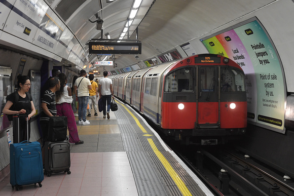DG374832. Piccadilly line. Kings Cross St Pancras. 3.7.2022.