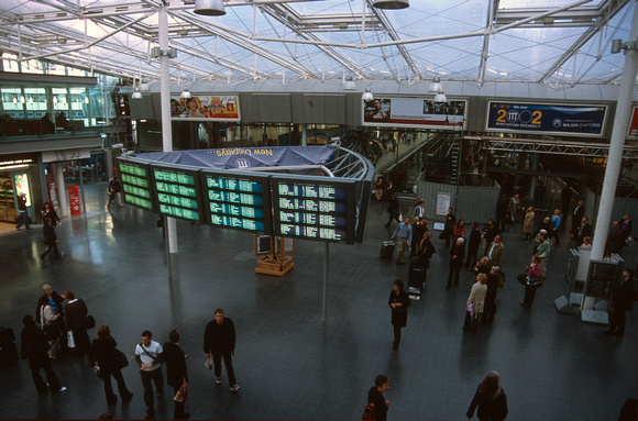 11146. New concourse and pax information screens. Manchester Piccadilly. 9.10.02