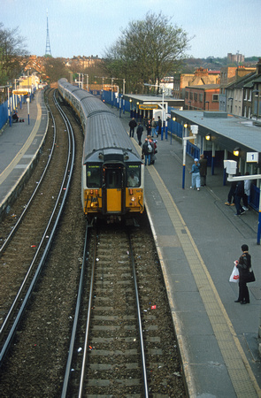 12117. 5810. Calls at West Norwood on its way to Victoria. 04.04.03