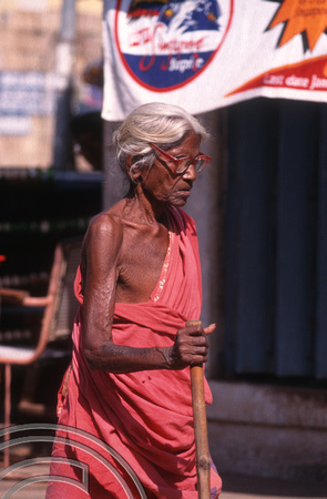 T6537. Pilgrim. Srirangam temple. Trichy. Tamil Nadu India. January 1998