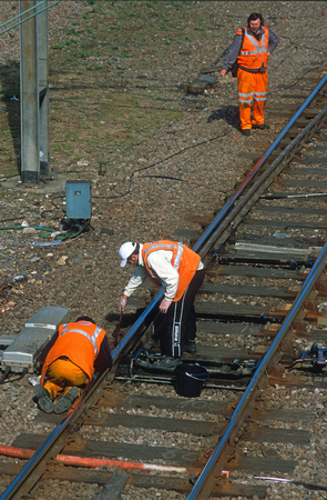 12103. Jarvis workers maintain a set of points. Hornsey. 04.04.03.