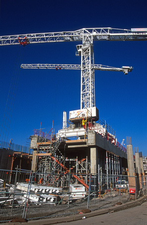 11443. Cranes building the new East side. St Pancras. 24.10.2002