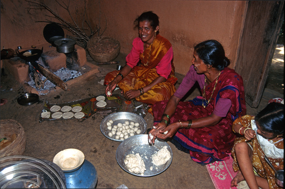 T6070. Making and cooking pooris in a village kitchen. Maharasthra. India. December 1997