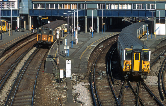 11851. 1407 passes 5822 on a Caterham service. Clapham Junction. 19.2 2003
