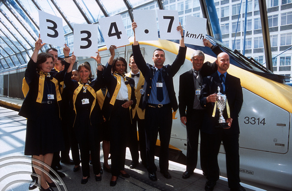 12675. Staff hold up the speed whilst the driver holds the trophy. HS1. 30.7.03