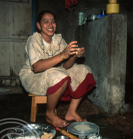 T6003. Angalie Gawade preparing food at home. Mapusa. Goa. India. November 1997
