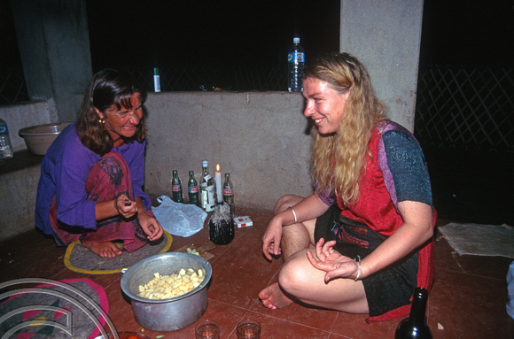 T6076. Lynn and Lucie. Arambol. Goa. India. December 1997