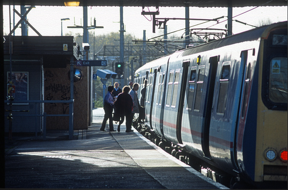 11314. Commuters headin into the city. Harringay. 11.11.2002
