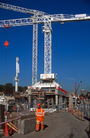 11436. Cranes building the new East side. St Pancras. 24.10.2002