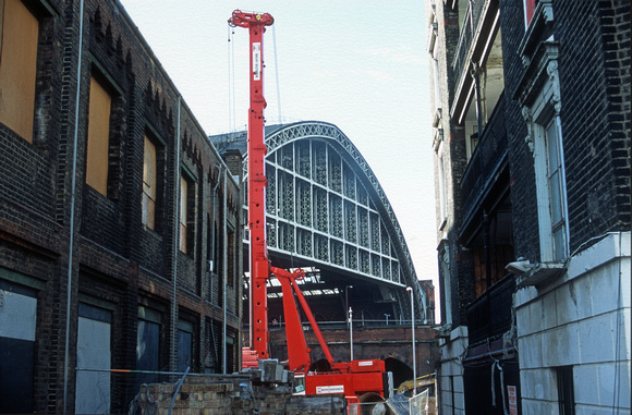 11286. New deck with St Pancras trainshed in the background. London. 28.10.2002