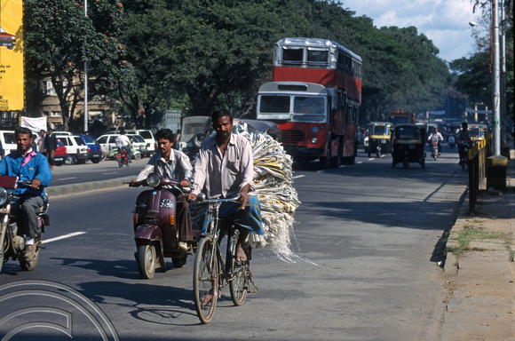 T6195. Traffic on MGR Rd. Bangalore. Karnataka. India. December.1997