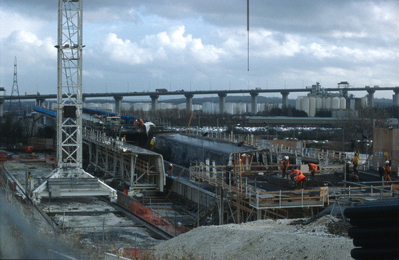 11405. Building the bridge deck prior to pushing out. Purfleet. 22.11.2002