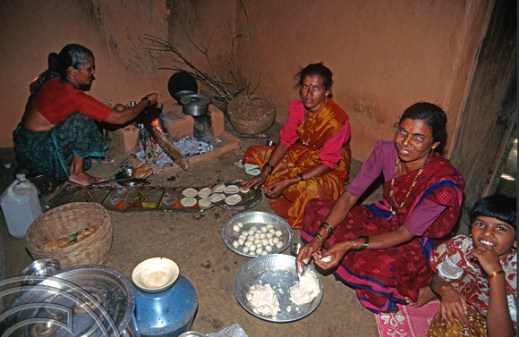 T6072. Making and cooking pooris in a village kitchen. Maharasthra. India. December 1997