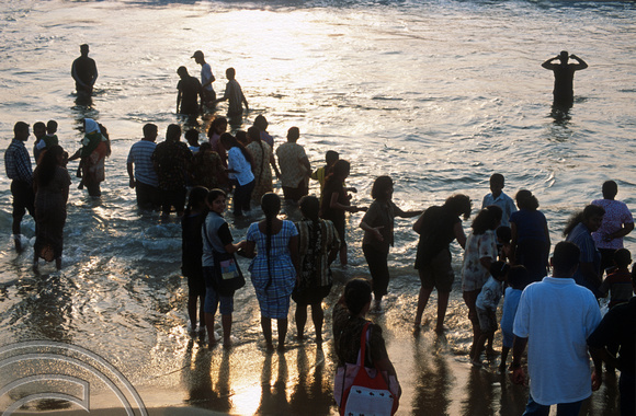 T14506. Sunday bathers at Galle Face Green. Colombo. Sri Lanka. 29.12.02