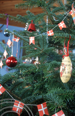 T12187. Christmas tree decoration. Hundsland. Jutland. Denmark. 24.12.01