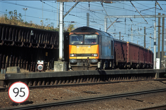 11311. 60059. 6M35. Kings Cross-Calvert CTRL spoil train. Harringay. 11.11.2002