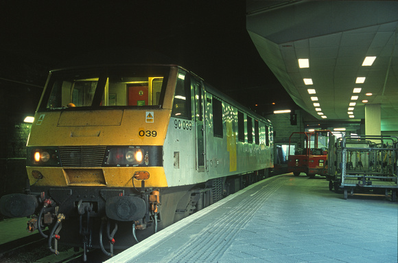 12305. 90039 waits to take over a mail train. Birmingham New St. 13.5.03