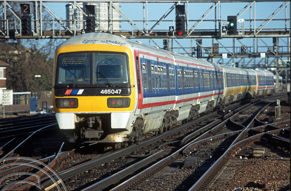 12083. 465047 heads out of London in the rush hour. London Bridge. 31.03.03
