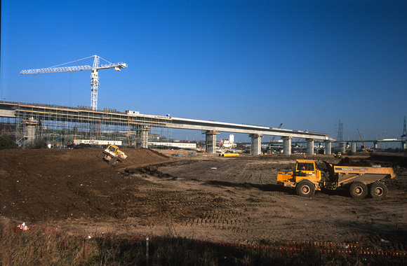11946. Land is cleared around the (soon to be) 1km long Aveley The 1km long Aveley viaduct. Purfleet 17.3.03.