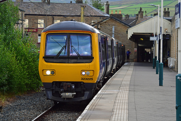 DG398796. 323225. 2G26. 1833 Manchester Piccadilly to Hadfield. Glossop. 11.7.2023.