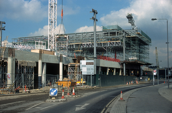 12146. (CTRL 2 contract 105). The roof of the Eastern side of the new station takes shape. St Pancras. London. 11.4.03