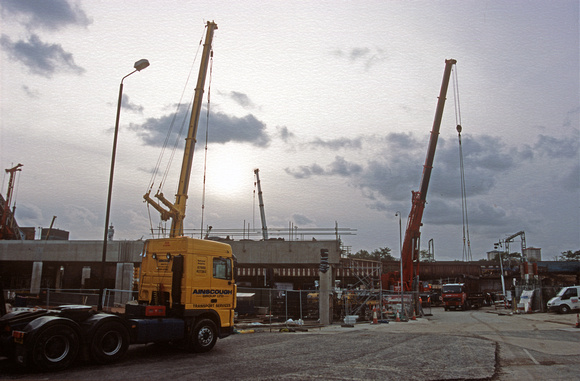 11258. Cranes for lifting the old decks. St Pancras. 26.10.2002