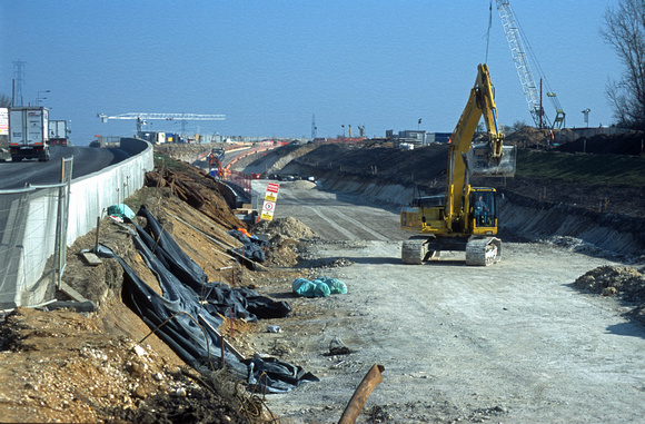 11923. The approach cutting to the Aveley viaduct is built adjacent to the Purfleet by-pass. Purfleet 17.3.03