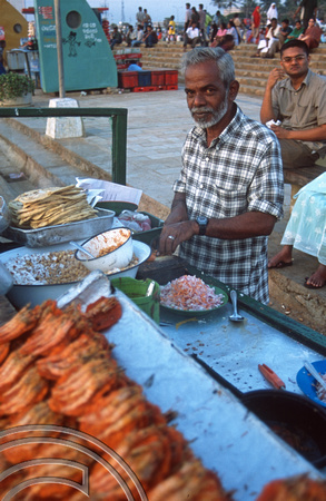 T14518. Man selling snack food on Galle Face Green. Colombo. Sri Lanka. 29.12.02