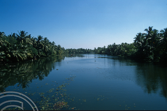 T6330. View along the backwaters. Kerala. India. 29.12.1997