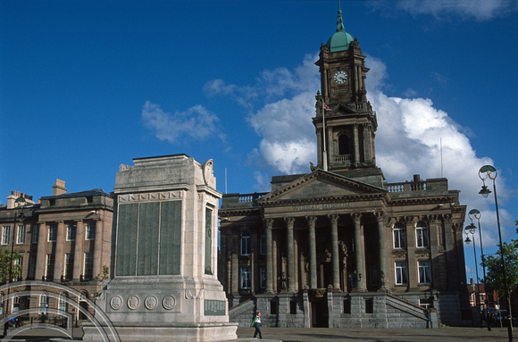 T14289. Wirral museum and the war memorial dominate Hamilton square. Birkenhead. England. 03.10.02