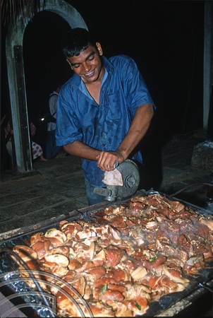 T14413. Cooking meat for the Sunday barbecue alfresco. Goyambokka. Tangalle. Sr Lanka. 22.12.02.