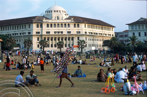 T14496. Sunday promenaders on Galle Face Green. Colombo. Sri Lanka. 29.12.02