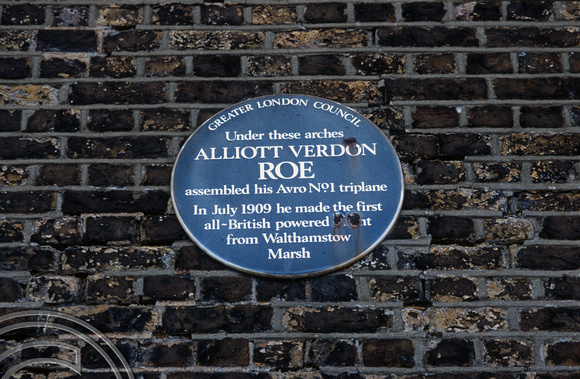 11871. Plaque to AV Roe's first all-British powered flight. Walthamstow marshes. 6.03.2003.