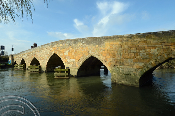 DG242191. 14th century bridge over the Thames at Newbridge. Oxfordshire. 3.4.16