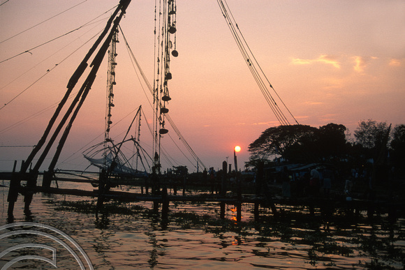 T6277. Chinese fishing nets. Fort Cochin. Kerala. India. 23.12.1997