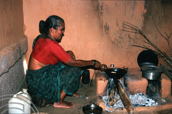 T6073. Making and cooking pooris in a village kitchen. Maharasthra. India. December 1997