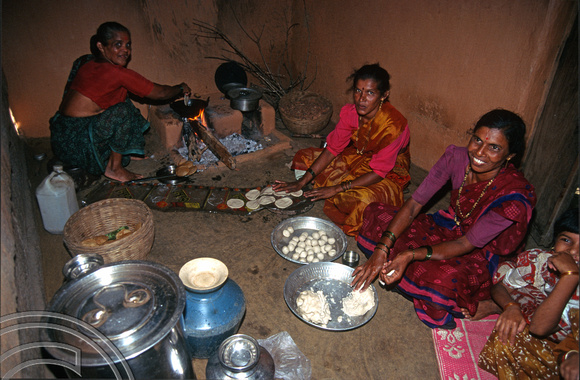 T6071. Making and cooking pooris in a village kitchen. Maharasthra. India. December 1997