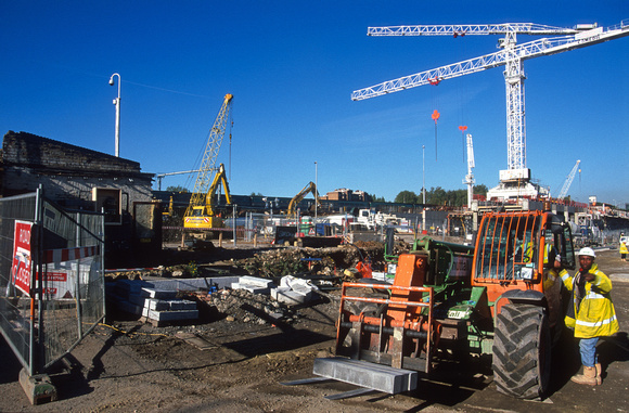 11440. Cranes building the new East side. St Pancras. 24.10.2002