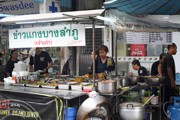 DG262437. Street food stall. Rambutri. Bangkok. Thailand. 10.1.17