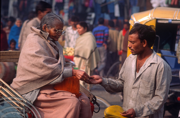 T4587. Paying the rickshaw driver. Paharganj. Old Delhi. India. January 1994.
