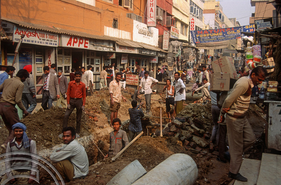 T4602. Laying a new water main. Paharganj. Old Delhi. India. January 1994.