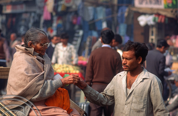 T4614. Paying the rickshaw driver. The Paharganj. Old Delhi. India. January 1994.