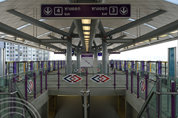 DG262526. Platform level. Purple line station. Bang Son. Bangkok. Thailand. 11.1.16