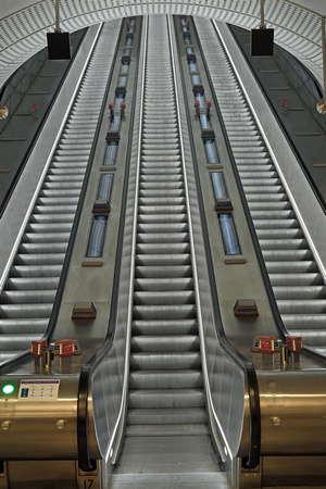 DG367580. Elizabeth line escalators. Liverpool St. 7.3.2022.